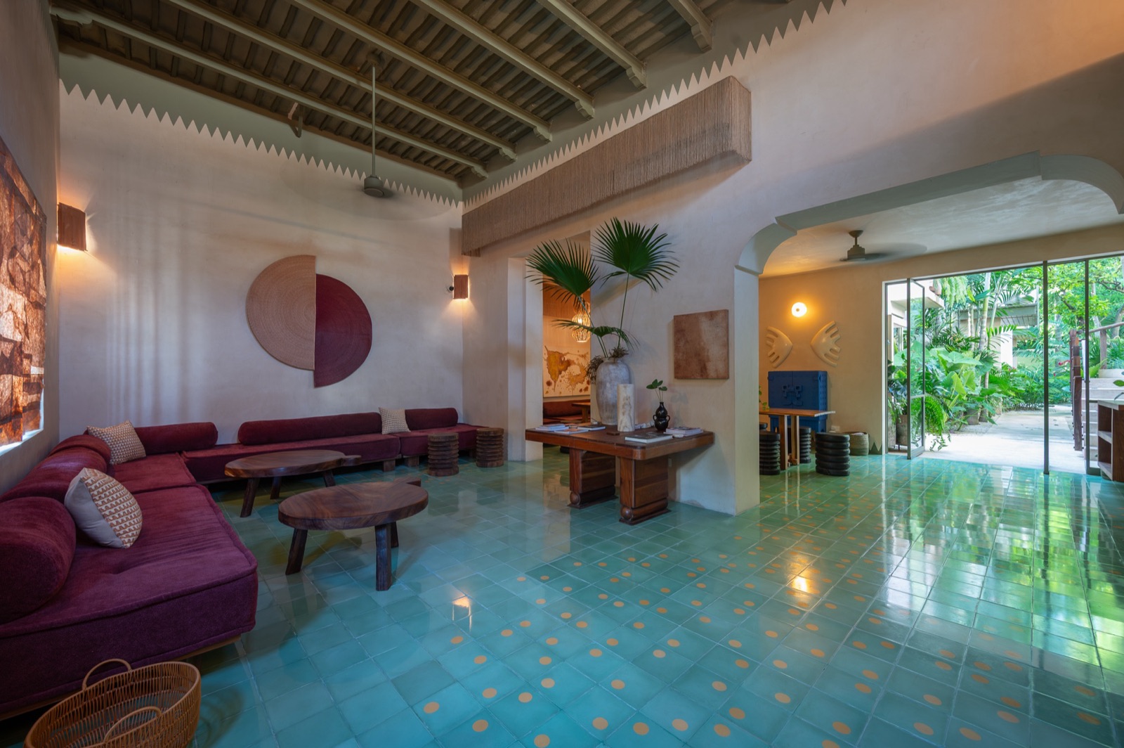 Sala de recepción — teal tiles, garden arches