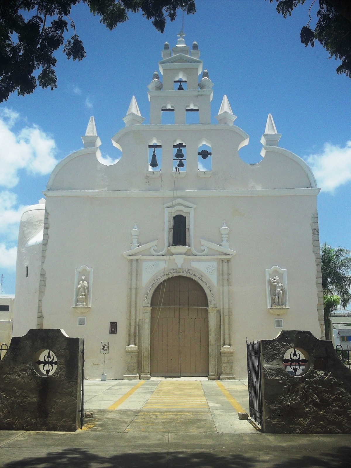 Iglesia de Santiago Apóstol — the 17th-century parish of our barrio