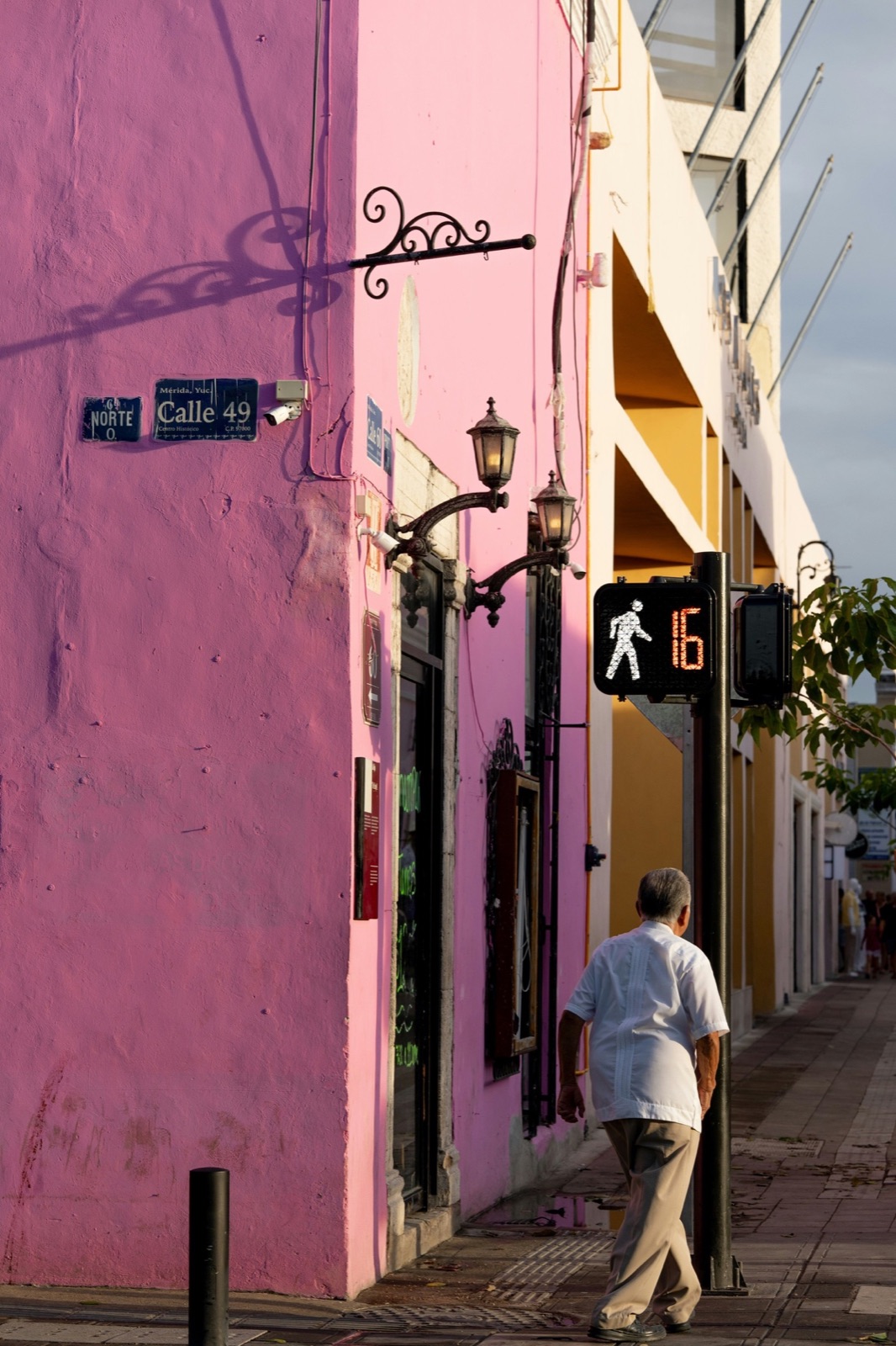 A pink wall on Calle 49, Centro Histórico